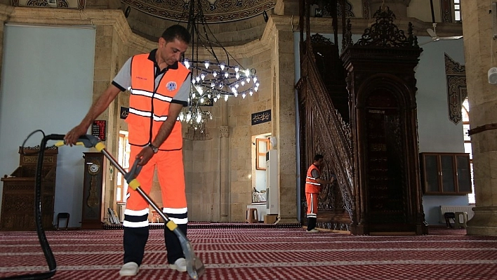 Battalgazi Belediyesi camilerin temizliğine devam ediyor 