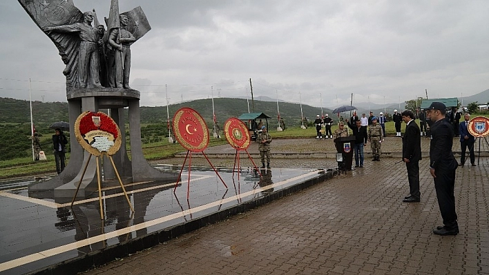Bingöl'de şehit 33 er, törenle anıldı 