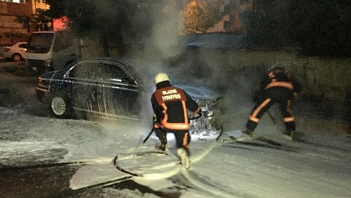 Elazığ'da park halindeki otomobil yandı 