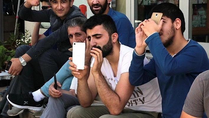 Hastaneye kızıp çatıya çıktılar 