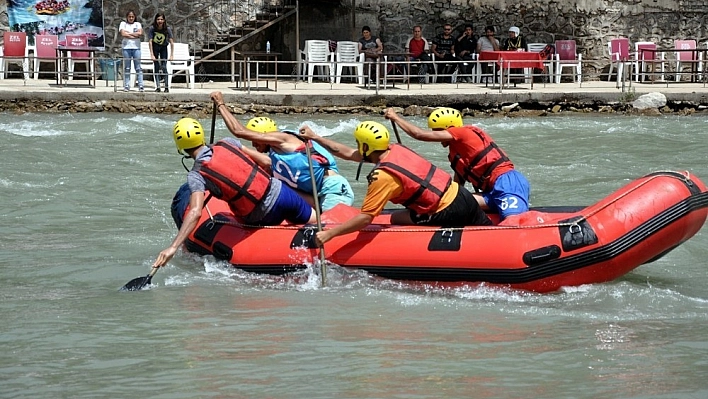 Raftingciler, şampiyonada dalgalara meydan okudu 