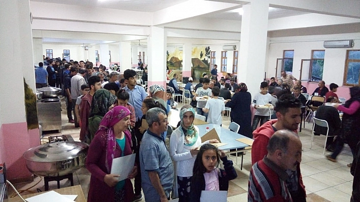 Arapgir'de yüzlerce kişi iftarda buluşuyor 