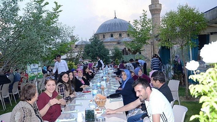Başkan Eser belediye personeli ile iftarda bir araya geldi 