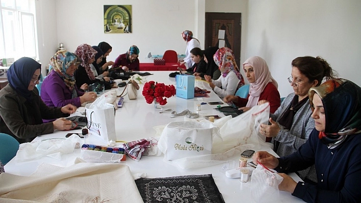 Kadınlar Ekonomilerine Katkı Sağlıyor