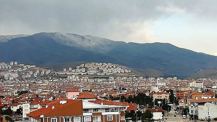 Beydağı'nın zirveleri haziran karıyla beyazladı 