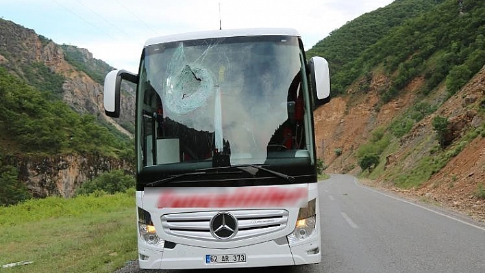 Kaya parçası otobüsün camından girip çıktı: 1 yaralı 