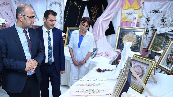 Yeşil Konak kursiyerlerinin el emeği göz nuru eserleri sergilendi 