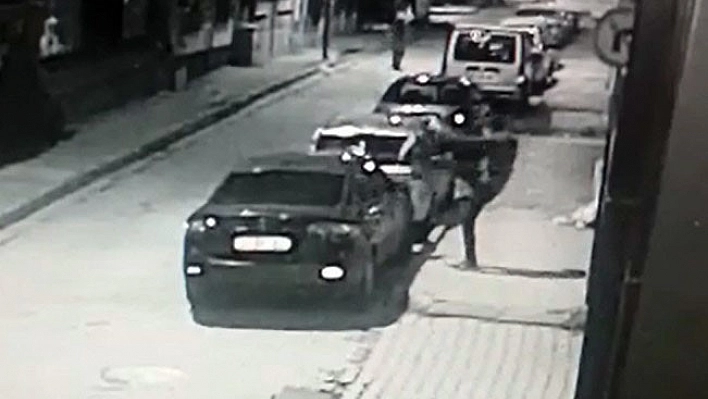 Sinirini Otomobilden Çıkardı