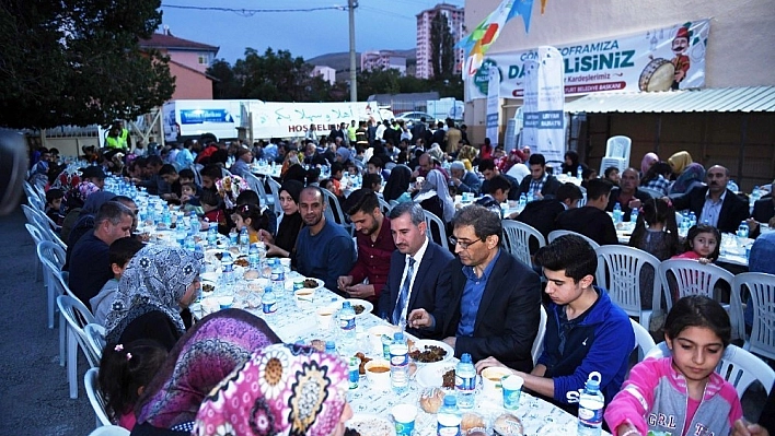 Yeşilyurt Belediyesi iftarda Suriyeli aileleri ağırladı 