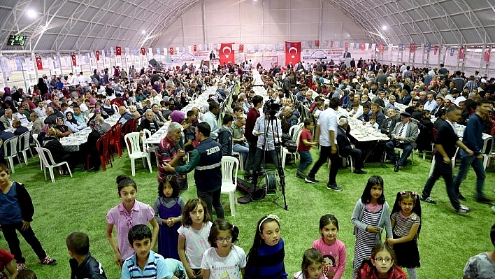 Büyükşehir Belediyesi iftarları devam ediyor 