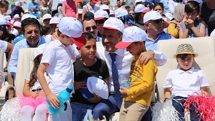Çocuklar şenlikte gönüllerince eğlendi 