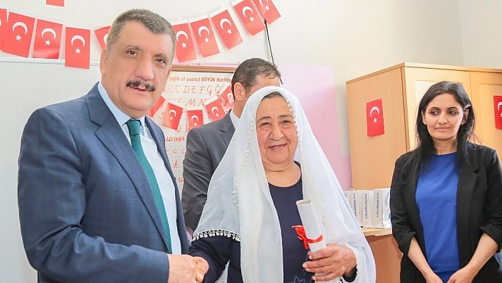 Okuma-yazma öğrenen kadınlara belge verildi 