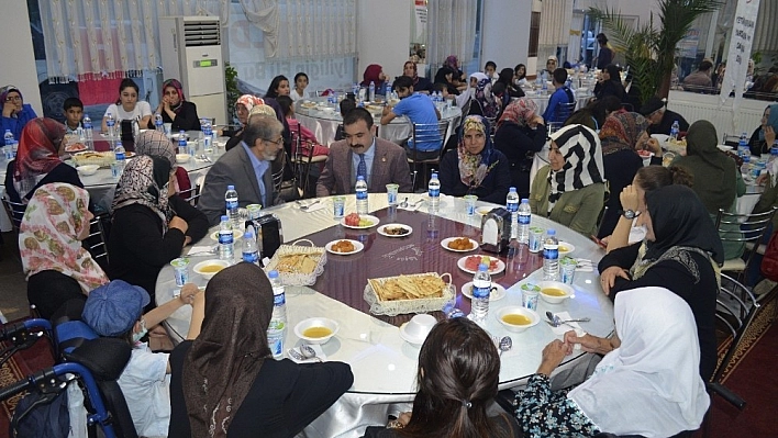 Yetim aileleri iftarda bur araya geldi 