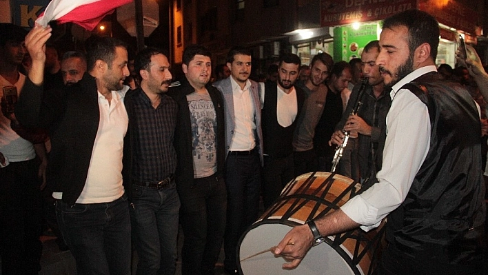 Elazığ'da davullu klarnetli sahur halayı
