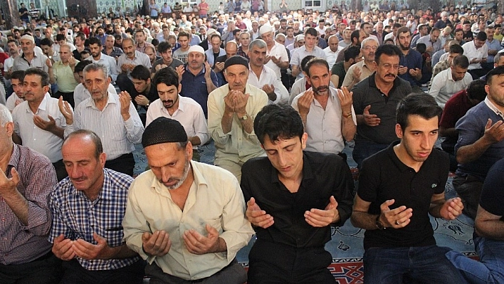Kadir Gecesi'nde camiler doldu taştı 
