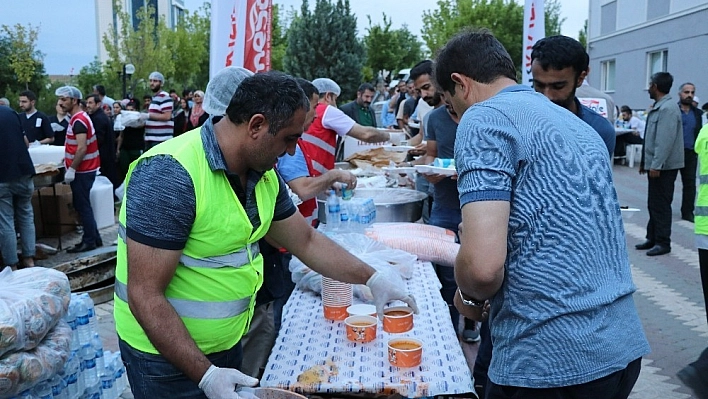 Kızılay'dan hasta yakınlarına iftar 