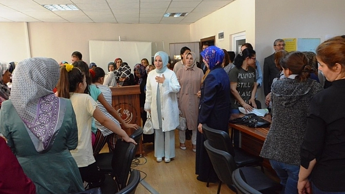 Bakan Tüfenkci'nin eşinden bayram ziyaretleri 