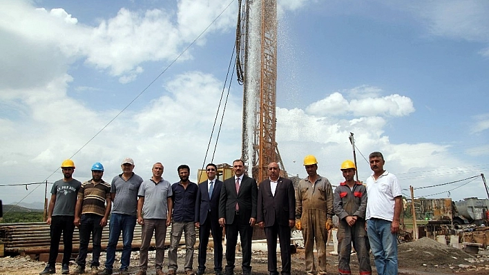 45 derece sıcaklıkta jeotermal su fışkırdı