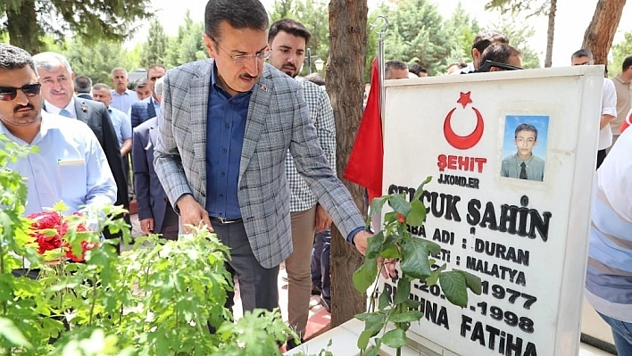 Bakan Tüfenkci şehitliği ziyaret etti 