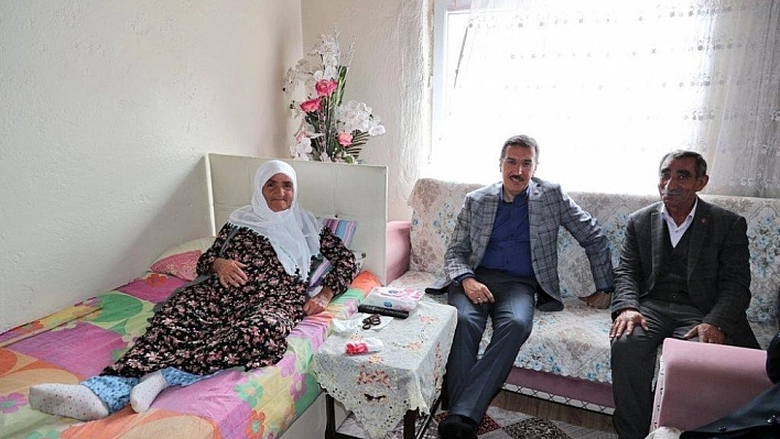 Bakan Tüfenkci'den Sultan Teyze'ye çat kapı ziyaret 
