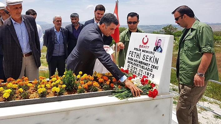 CHP'li Erol, Şehit Sekin'in kabrine gitti: 'Bir kahramanlık hikayesi yazmıştır' 