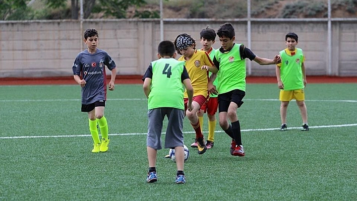 Yaz Futbol Okulu antrenmanlara başladı 