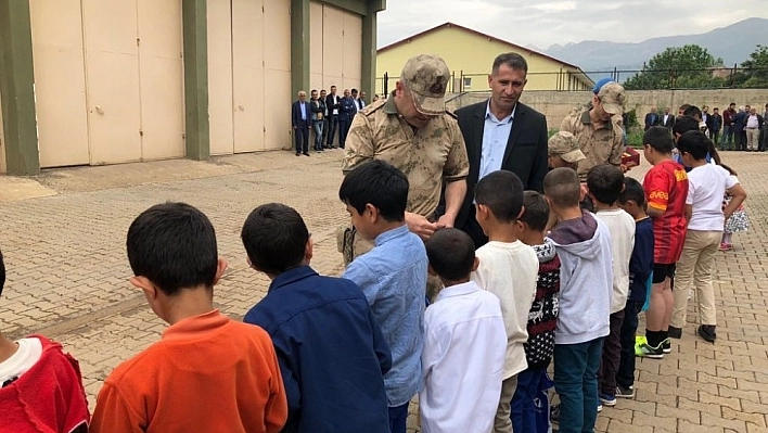 40 yıllık gelenek önce Mehmetçikle sonra ailelerle bayramlaştılar 