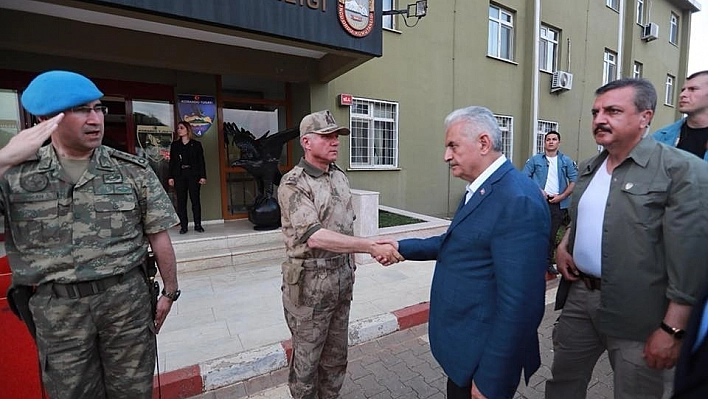 Başbakan Yıldırım Mehmetçikle bayramlaştı 