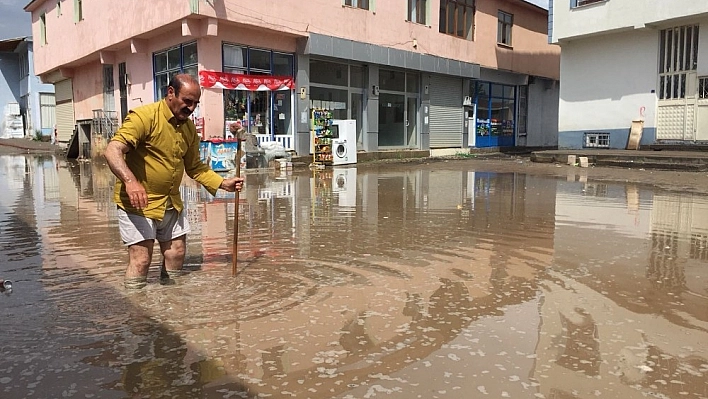Dükkanına su girmesinden korkan esnafın zor anları 