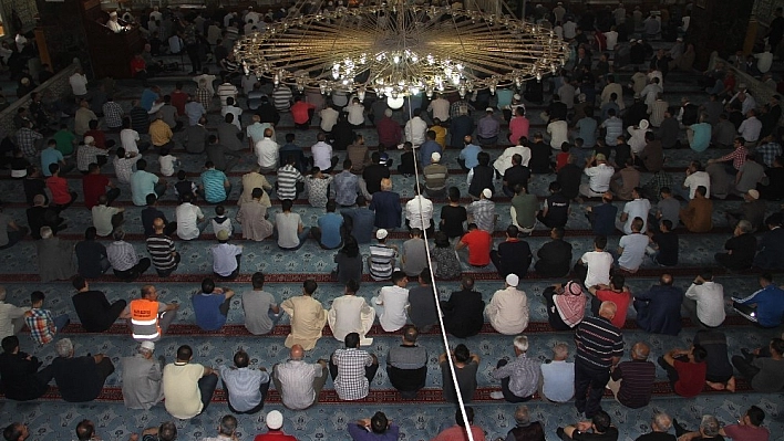 Elazığ'da bayram namazında camiler doldu 