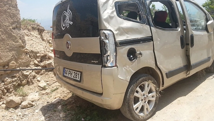 Hafif ticari araç takla attı: 2 yaralı 