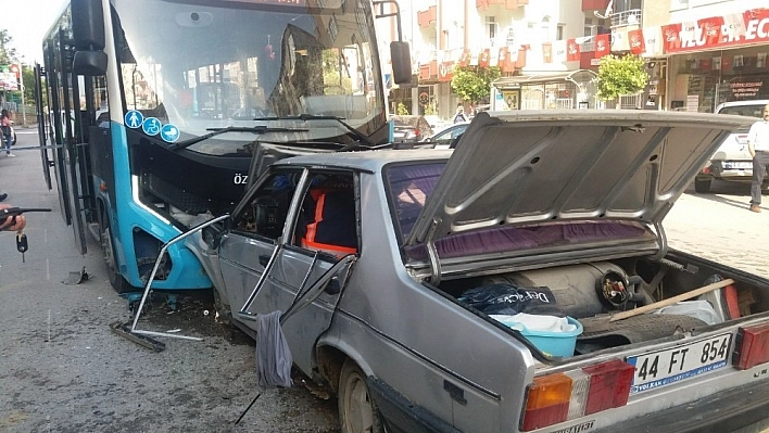 Halk otobüsü ile otomobil çarpıştı: 1 ölü 