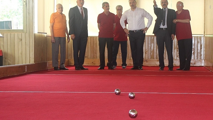 Vali, bayramlaşmada huzurevi sakinleriyle 'Bocce' oynadı 