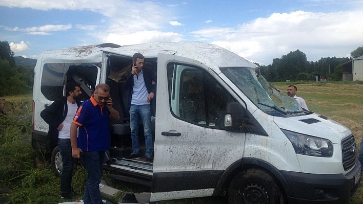Bingöl'de yolcu minibüsü devrildi: 14 yaralı 