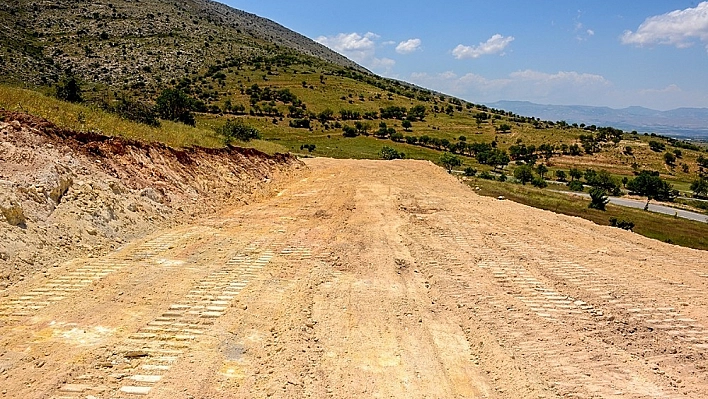 Büyükşehir Belediyesi yol açmaya devam ediyor 
