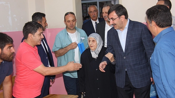 AK Partili Yılmaz, oyunu annesiyle birlikte kullandı 