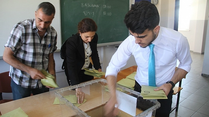 Elazığ'da sandıklar açılmaya başlandı 