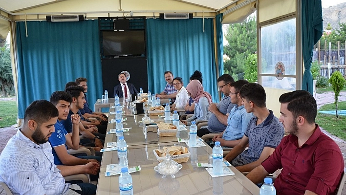 Eser, öğrencilerle bir araya geldi 