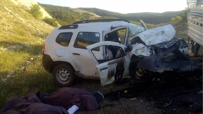 Elazığ'da araçlar kafa kafaya çarpıştı: 2 ölü, 1 yaralı 