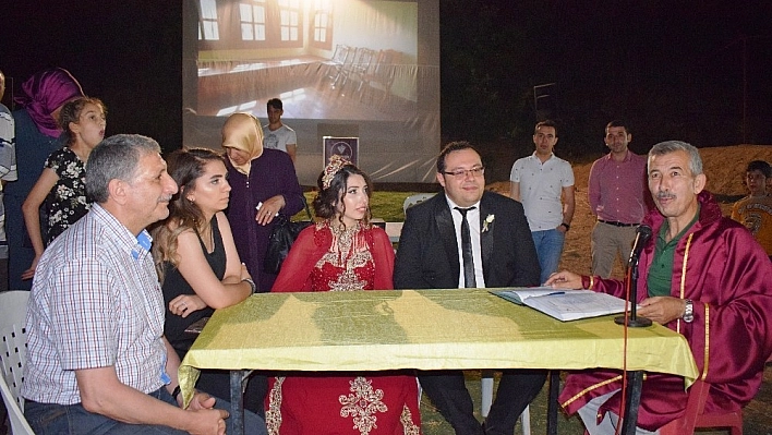 Fotokampta nikah kıydılar 