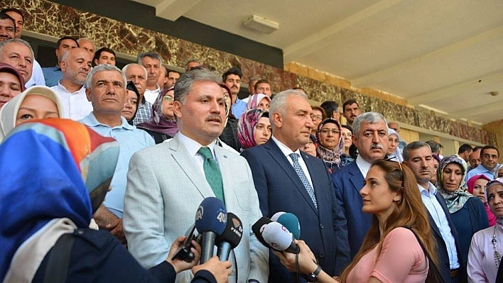 AK Partili vekiller mazbatalarını aldı 