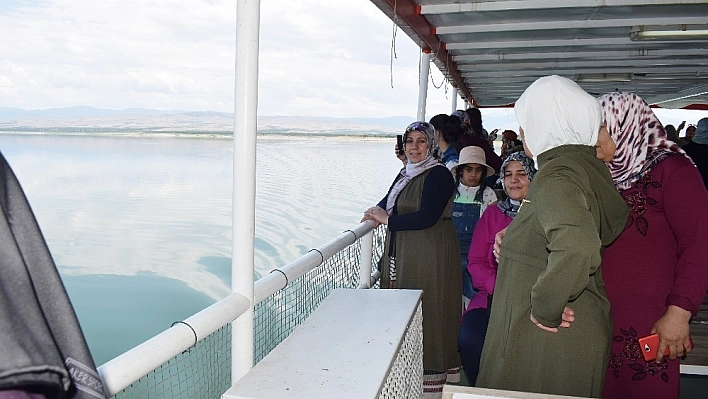 Kadınların tekne turu keyfi 