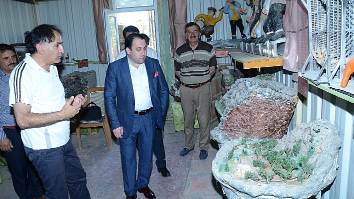 Emekli öğretmenin yaptığı minyatürlere yoğun ilgi 