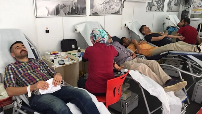 Karlıova'da Kızılay'a kan bağışı 