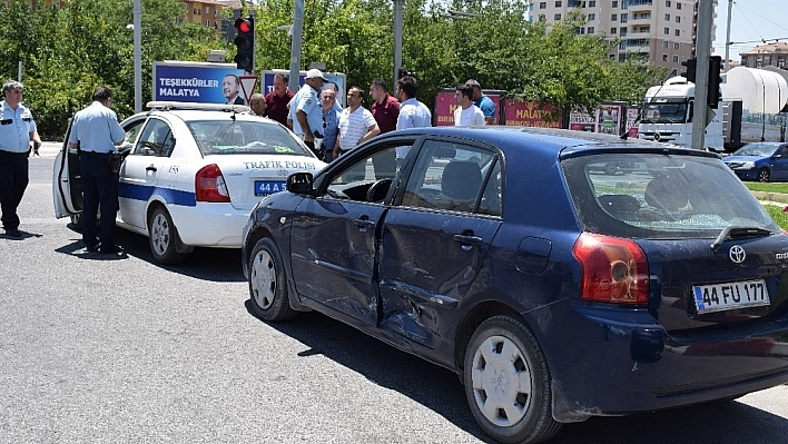 İki otomobil çarpıştı: 2 yaralı 