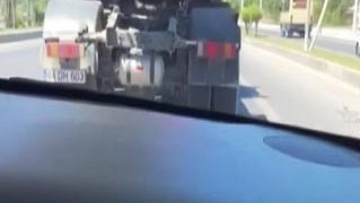 Otomobiliyle tırın altından geçen sürücü ölüme davetiye çıkardı 