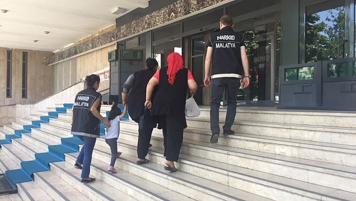 Anne kız uyuşturucu ticaretinden tutuklandı 