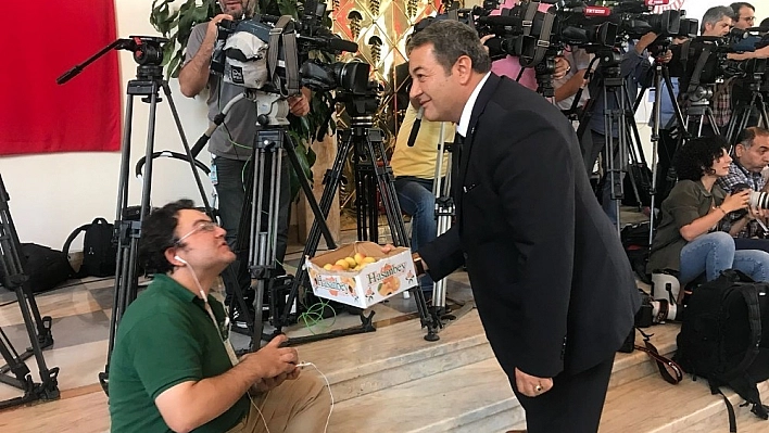 Fendoğlu TBMM'de kayısı dağıttı 
