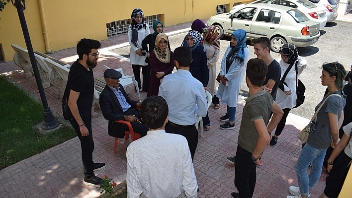 Gönüllü gençler yaşlıların gönlünü aldı 