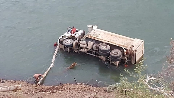 Bingöl'de kamyon nehre uçtu: 1 yaralı 